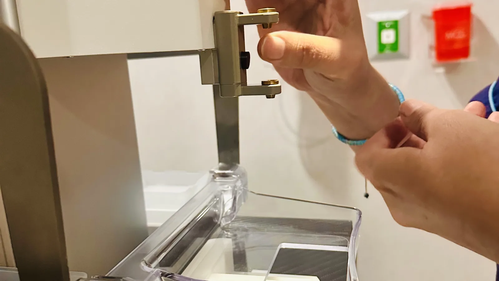 Equipo de estereotaxia para biopsia de microcalcificaciones guiada por mastografía